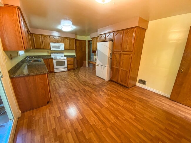 Building Photo - Adorable Single Level Home