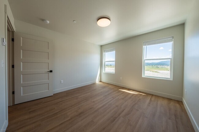 Building Photo - Jumbo 1 bed 1 bath  Modern Apartment - 1017 sqft