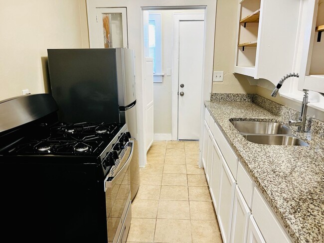 Building Photo - Charming 2BD 1BA Duplex in Crestwood!!