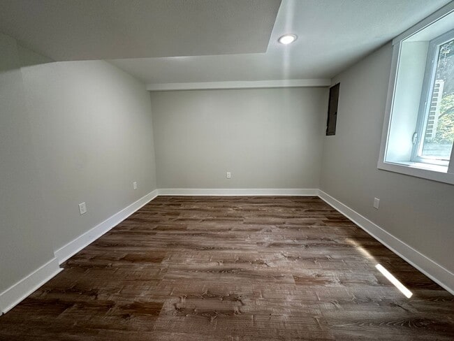 Building Photo - Large 4 bedroom ranch in Forest Hills