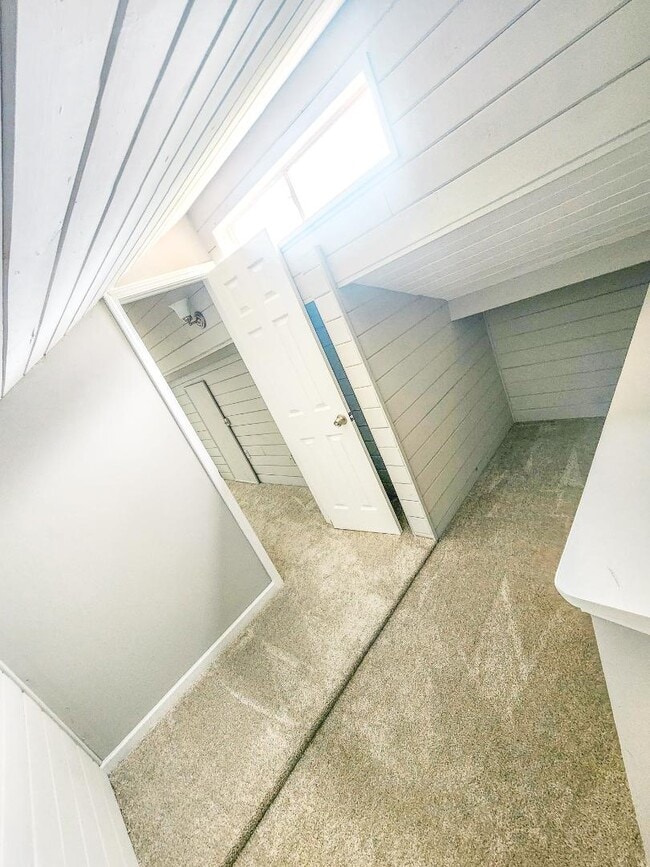 Building Photo - 305 Red Haven Dr