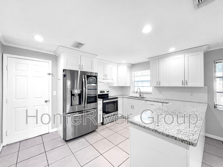 Building Photo - 928 Parkwood Dr