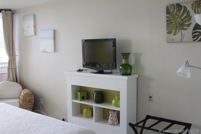 Building Photo - 1717 N Bayshore Dr