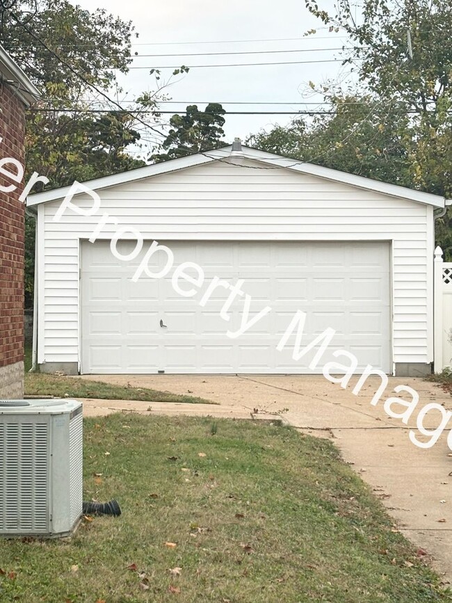 Building Photo - Beautiful 3 bedroom 1.5 Bathroom Two Story...