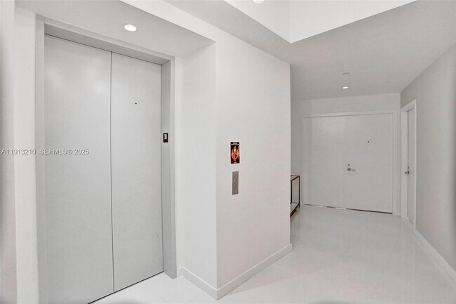 Building Photo - 851 NE 1st Ave