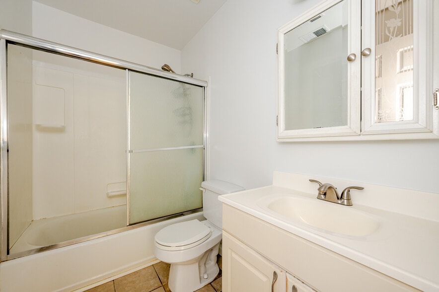 bath - 112 Storm Dr