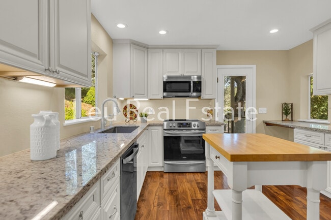 Building Photo - 6811 Beaver Pond Rd