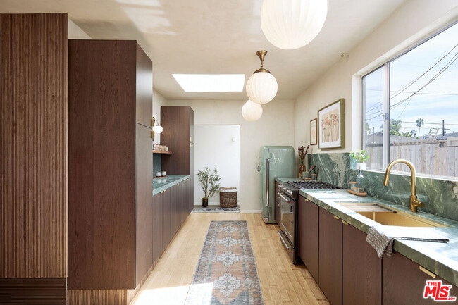 Building Photo - 818 Palms Blvd