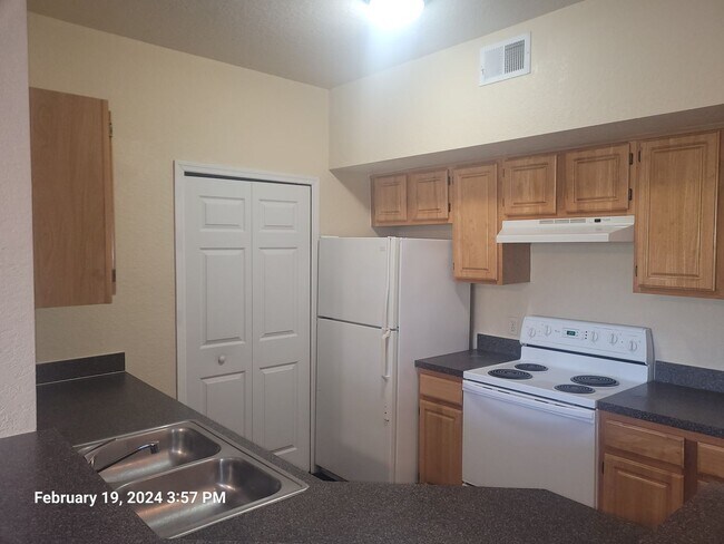 Building Photo - Spectacular 1BR/1BA Condo in the heart of ...