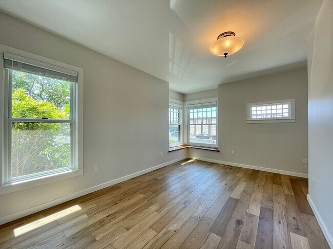 Building Photo - 1027 Lincoln Ave