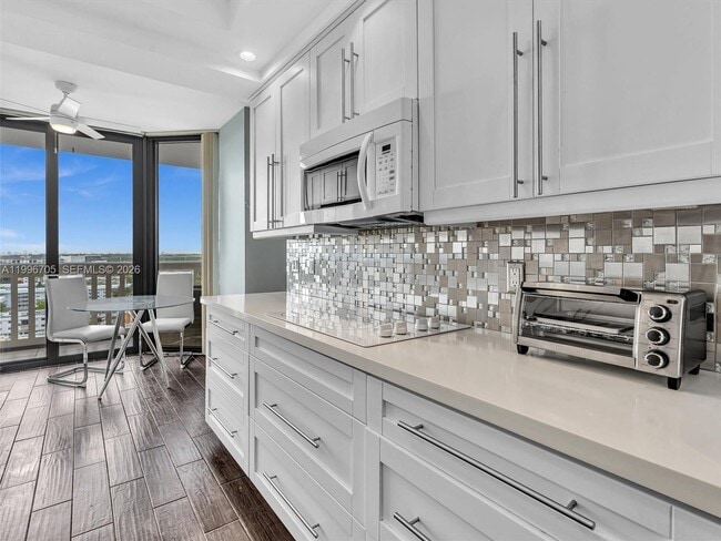 Building Photo - 2000 Island Blvd