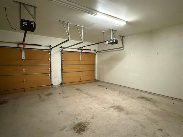 Building Photo - 305 Moonlight Dr