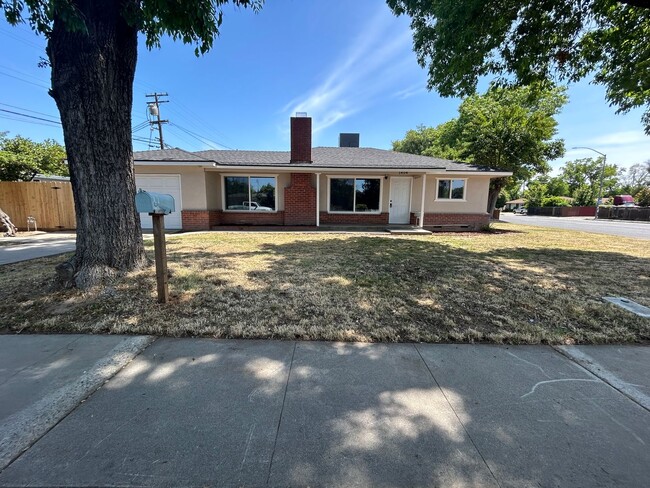 Primary Photo - 1404 Grape Ave