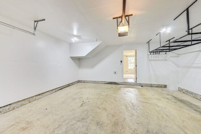 Building Photo - Meticulously Maintained 3 bedroom, 2.5 bat...