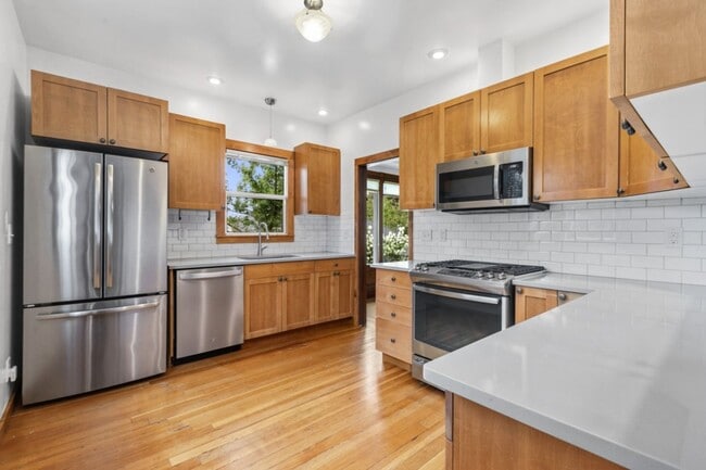 Building Photo - 4Bd/2Ba Seattle Home