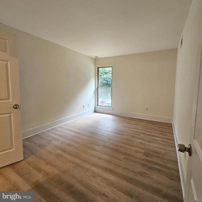 Building Photo - 5821 Royal Ridge Dr