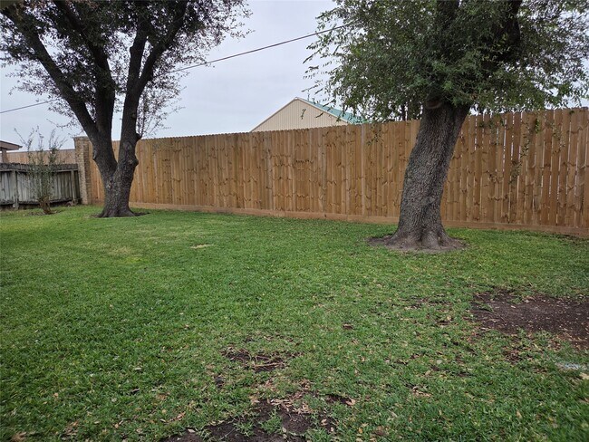 Building Photo - 9115 Woodleigh Dr