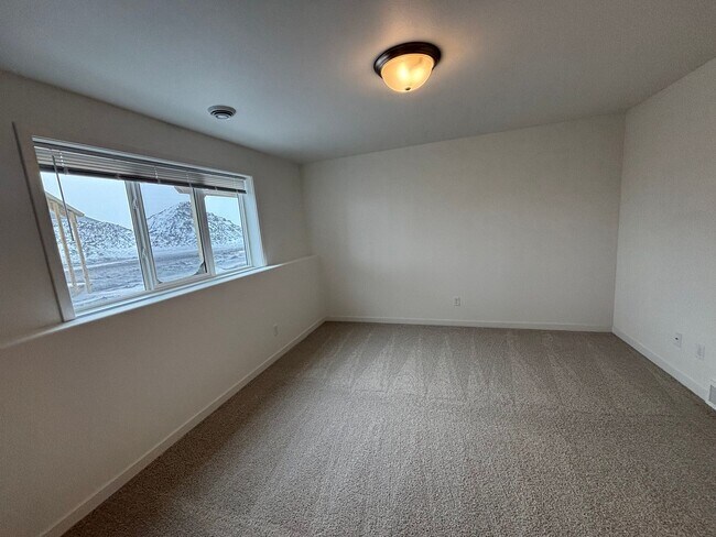 Building Photo - 3 Bed 3 Bath Townhome