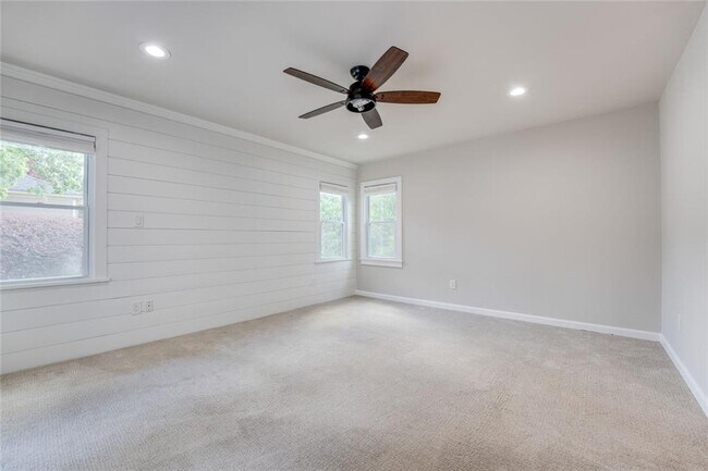 Building Photo - 35 Ashleigh Terrace NE