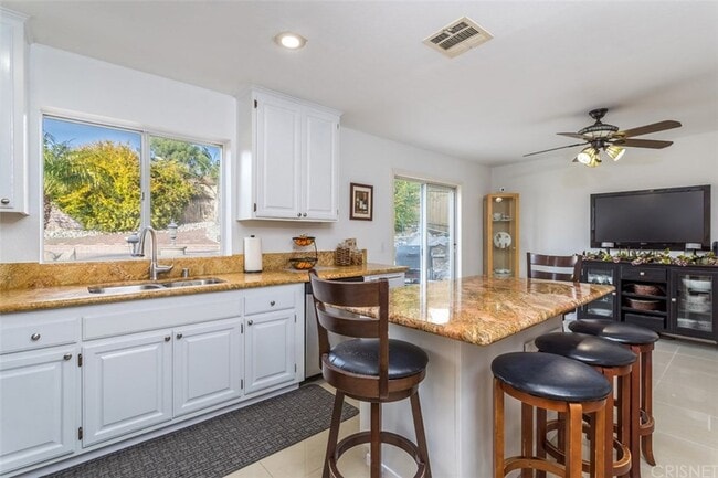 Kitchen - 10352 Las Lunitas Ave