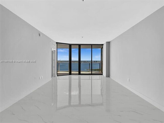 Building Photo - 700 NE 24th St