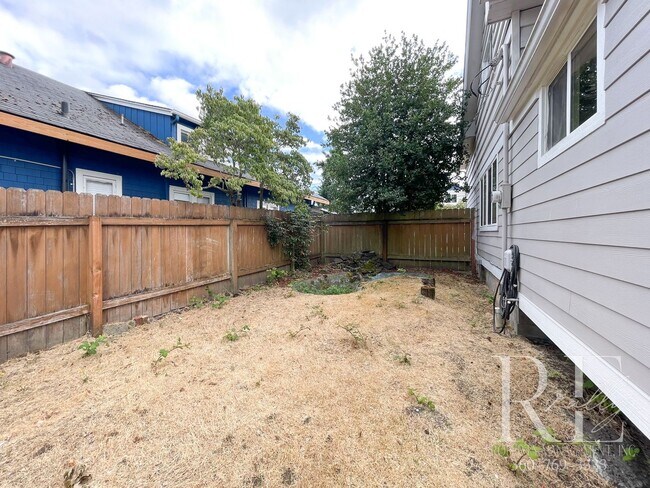 Building Photo - 3BR Bremerton Home with Vintage Charm & Mo...
