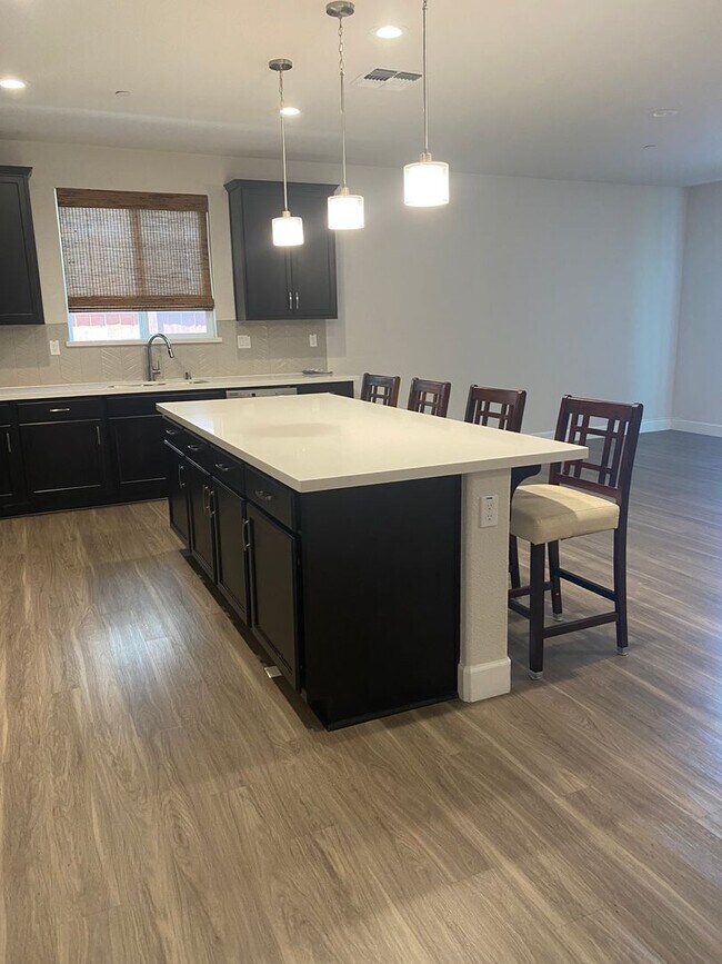 Building Photo - Stop the car