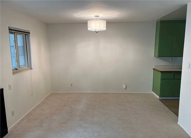 Building Photo - 55 Knolls Crescent