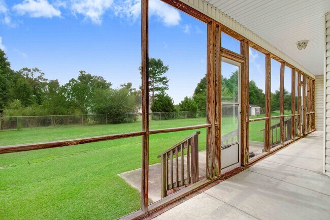 Building Photo - 200 Poplar Knoll Rd