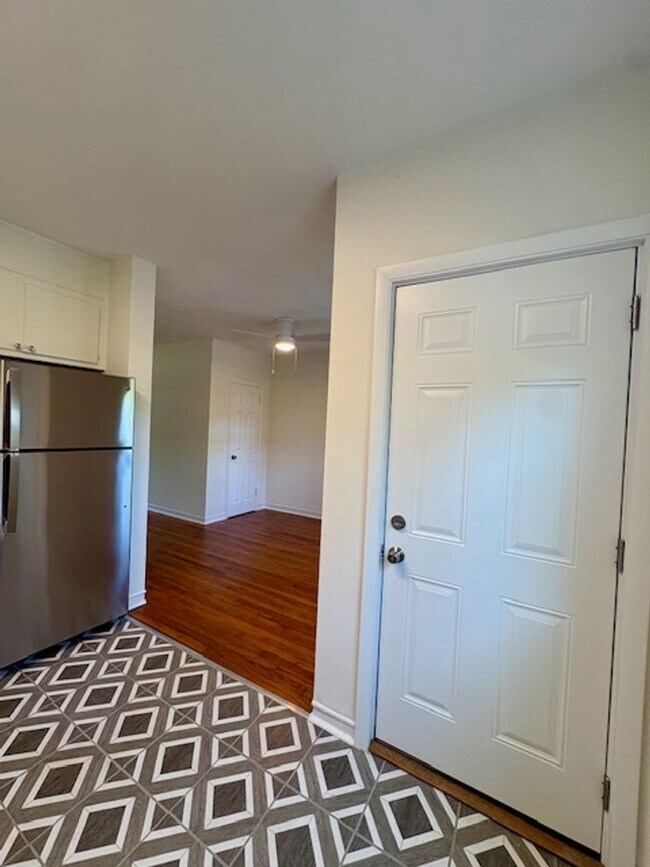 Building Photo - Fully Renovated Three Bedroom Condo in South Windermere - Off the Greenway!