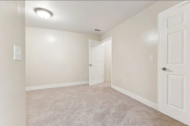 Building Photo - 306 W 17th St