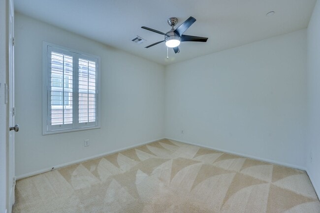 Building Photo - Green Valley!! Gated!! 4 Bedrooms!! Bed & Bath Downstairs!!  TANKLESS WATER HEATER!!! Covered pat...