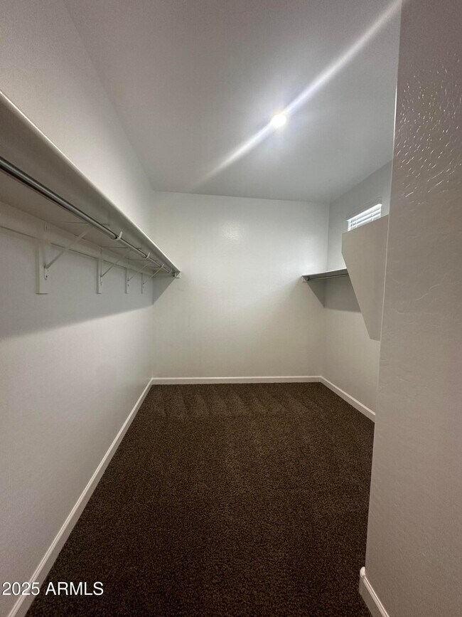 Building Photo - 2116 W Sable Ave