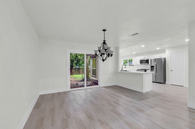 Building Photo - 1602 Pine Oak Dr