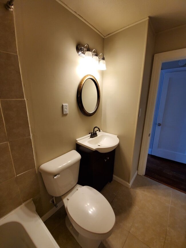 Building Photo - 4 Bedroom 1 Bath Home