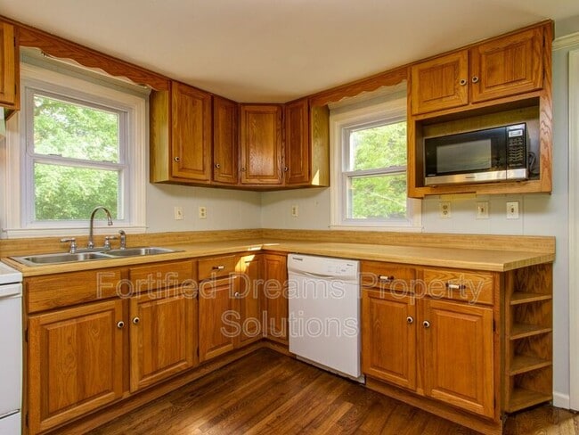 Building Photo - 7507 Greenlawn Dr