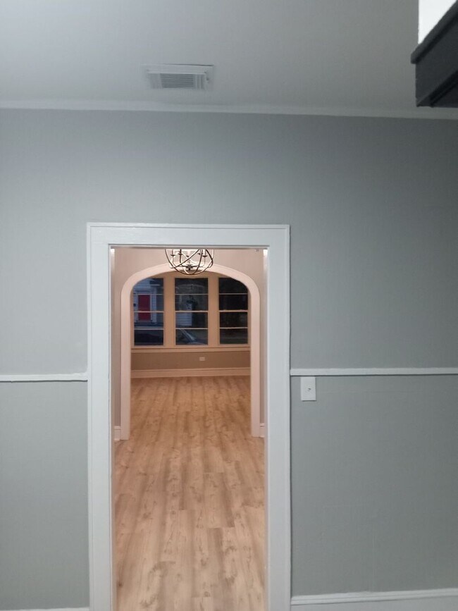 Building Photo - 1/2 OFF  FIRST MONTHS RENT LARGE REMODELED 2 BEDROOM HOUSE