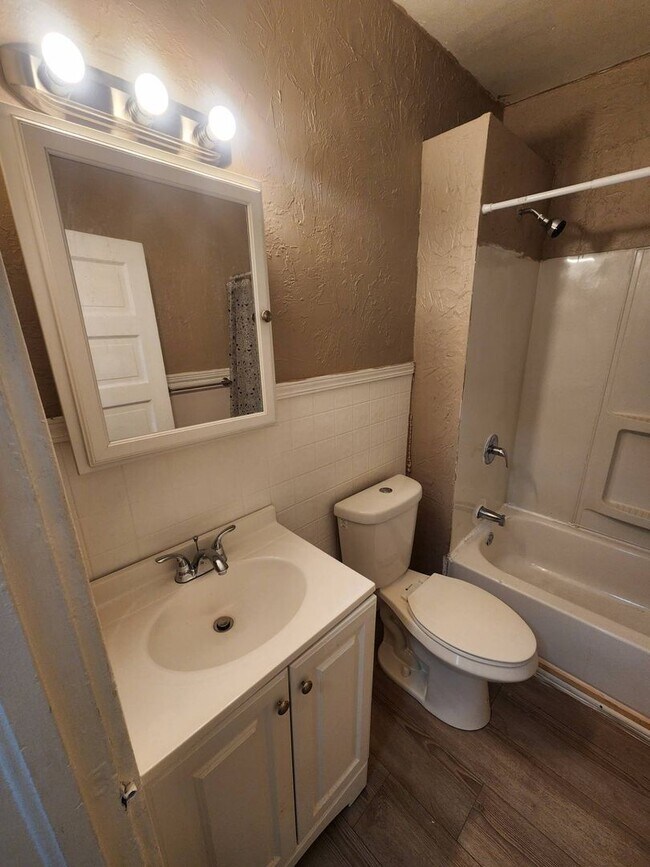 Building Photo - Charming 4-Bedroom Property in Prime Location