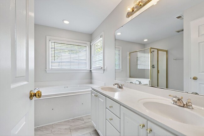 Building Photo - Move-In Ready Gem in Sought-After Dover Ridge!
