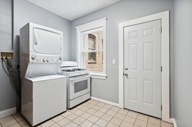 Building Photo - 1341 N Ashland Ave