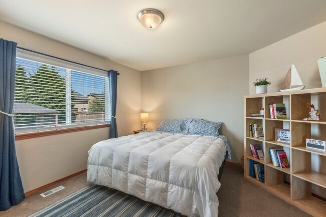 Building Photo - Beautiful 3-bed/2-bath Orting Home in Rive...
