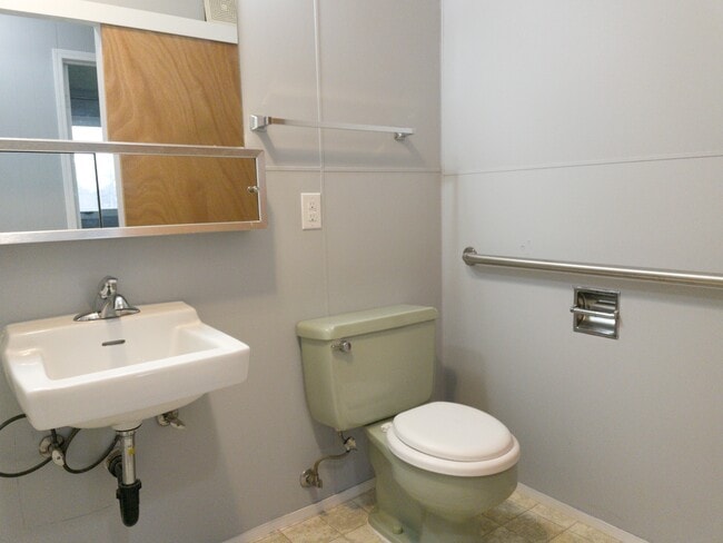 Full Bath - 6613 E 10th Ave