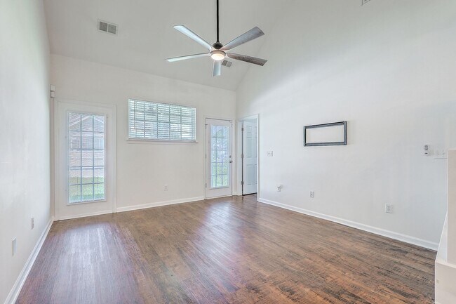 Building Photo - Charming 3-Bedroom Townhome in Summer Wood...