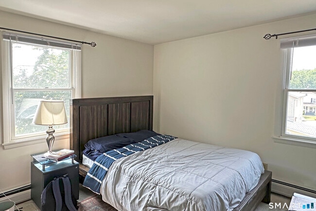 Building Photo - 30 1/2 Bartlett Ave