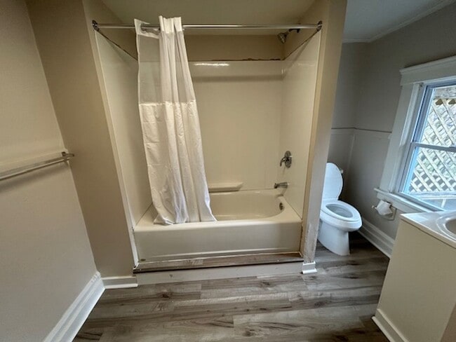 Building Photo - 518 Lake Ave