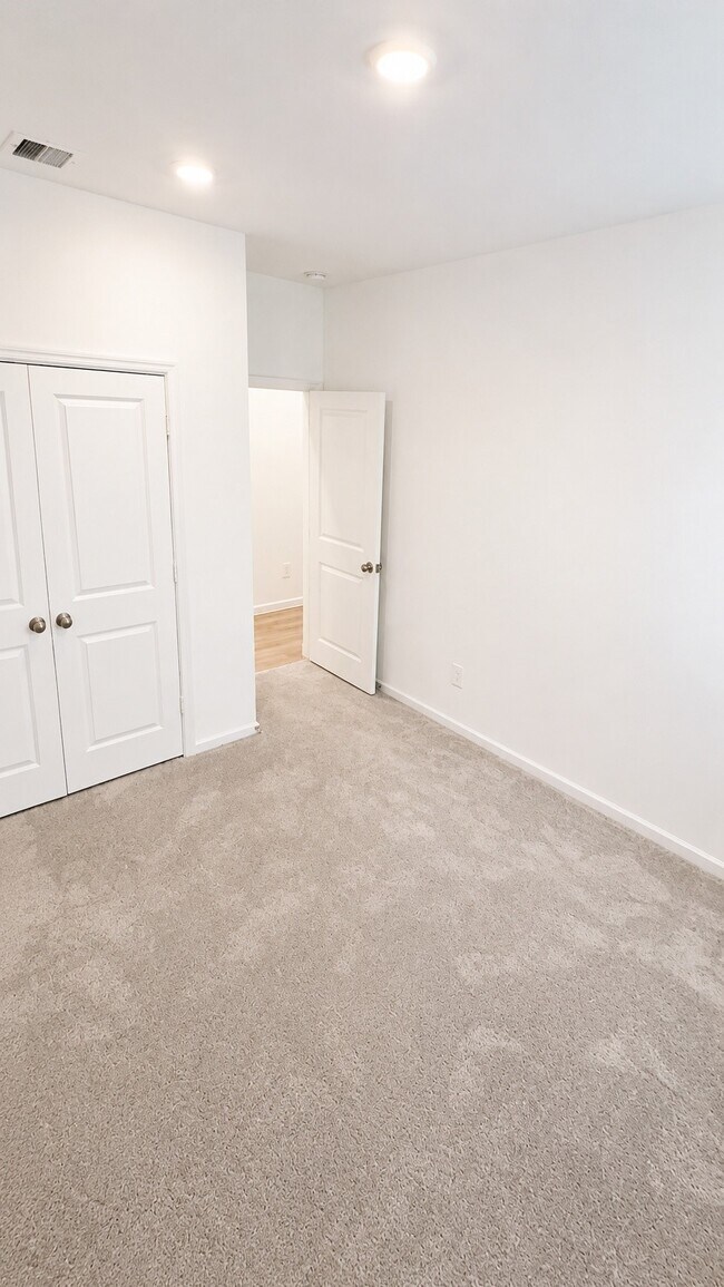 Building Photo - 15520 Maple