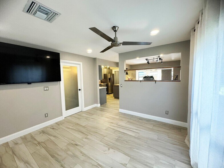 Building Photo - 321 Sandtree Dr