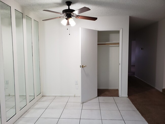 Building Photo - 3 Bed 2 Bath Townhome Close To The Strip!