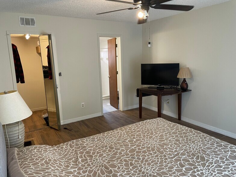 Building Photo - 2489 Sweetwater Club Cir