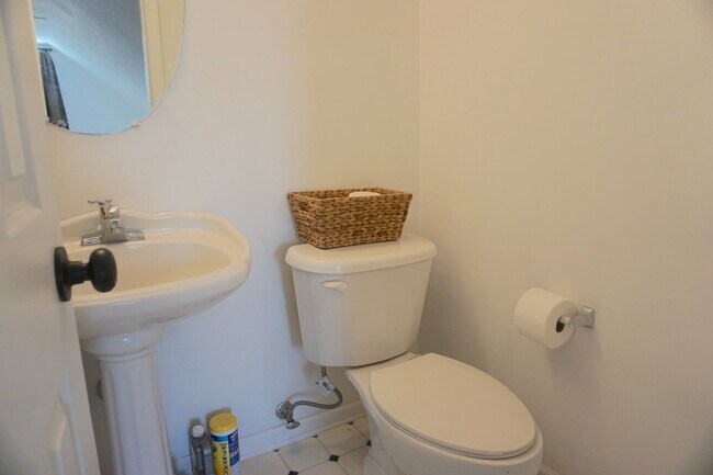 Building Photo - 3 BED | 2.5 BATH | POOLER